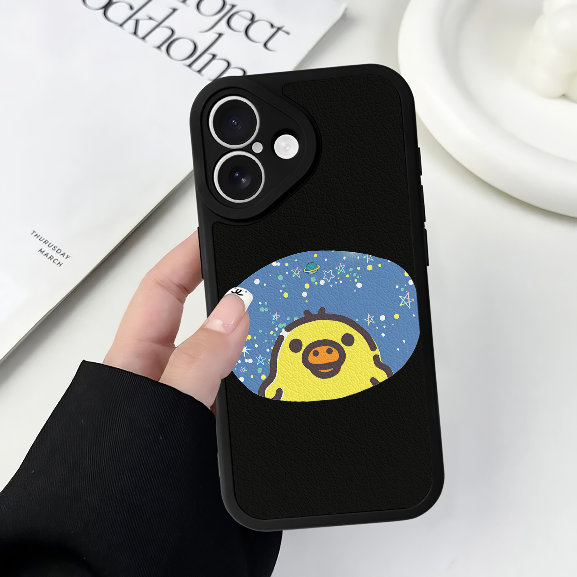 （画像用） リラックマ リラックマ キイロイトリ Rilakkuma Korilakkuma Kiiroitori 【iPhone 16シリーズ対応】シリコンスマホケース（レザー調） 材質：シリコン